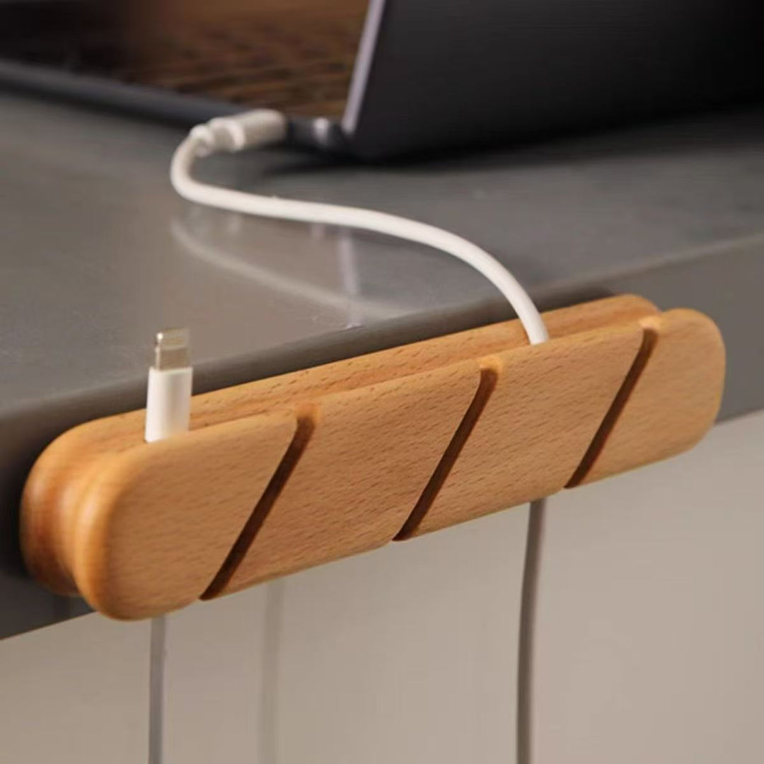 Holz-Kabelorganizer mit Schlitzen