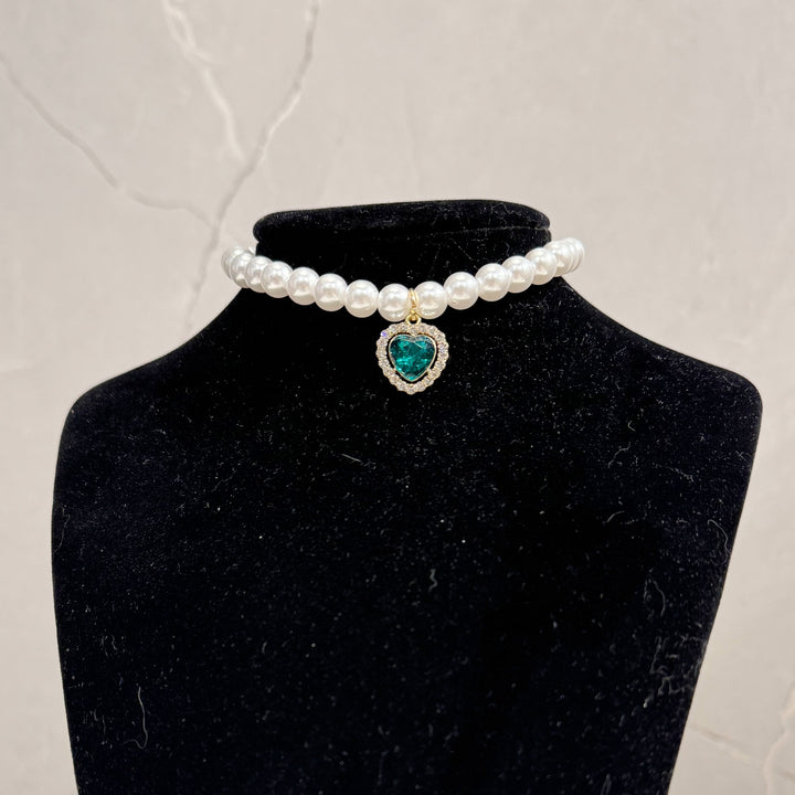 Katzenhalsband mit Perlen und Herzanhänger