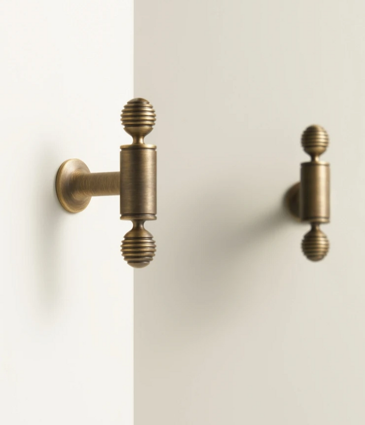 BrassElegance Massivmessing Antik T-Griff Karnz