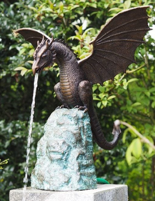 Präzisionsgegossene feuerspeiende Drachenskulptur Wasserlandschaft