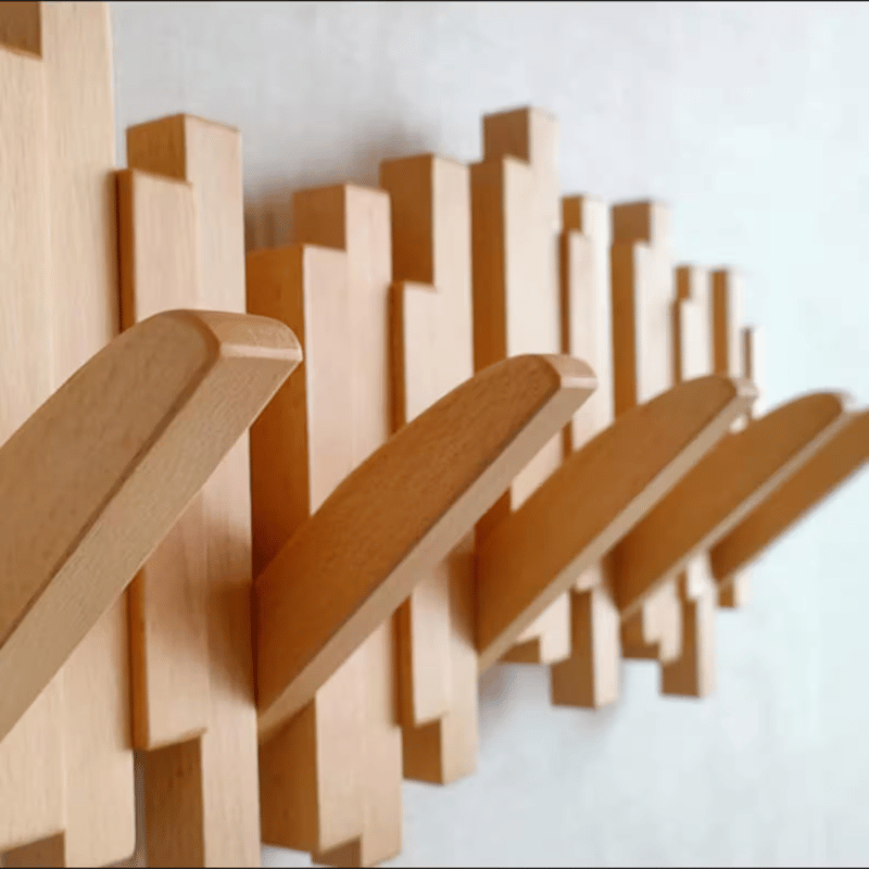Holz Wandkleiderbügel mit einklappbaren Haken und minimalistischen Design | Karnz