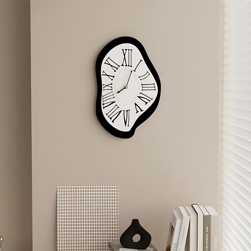 Surreale Kunst Wanduhr mit antikem Design
