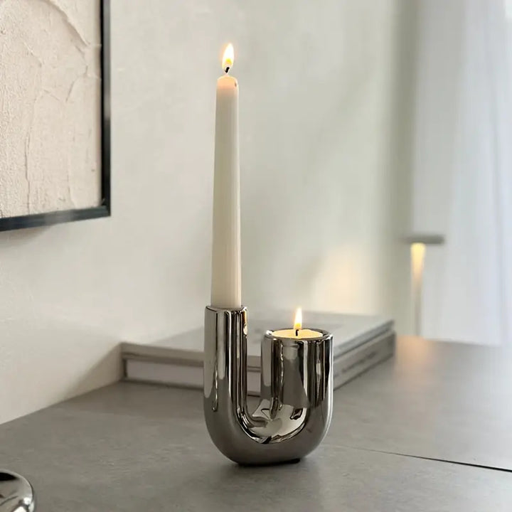 Eleganter Silberner Kerzenhalter mit minimalistischem Design | Karnz