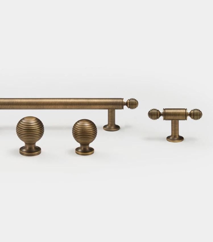 BrassElegance Massivmessing Antik T-Griff Karnz