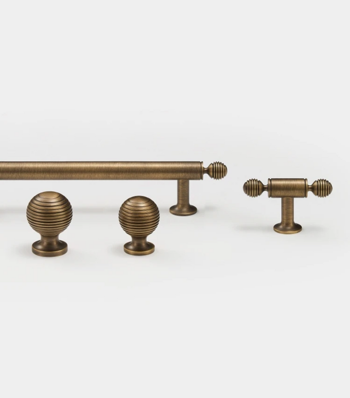 BrassElegance Massivmessing Antik T-Griff Karnz