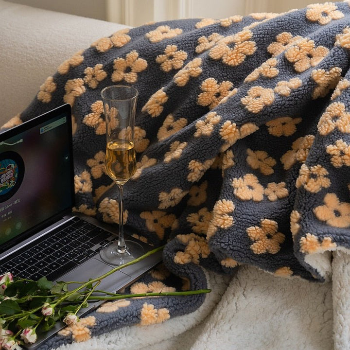 Fluffy Floral Plush Verdickte Decke für Gemütlichen Komfort | Karnz