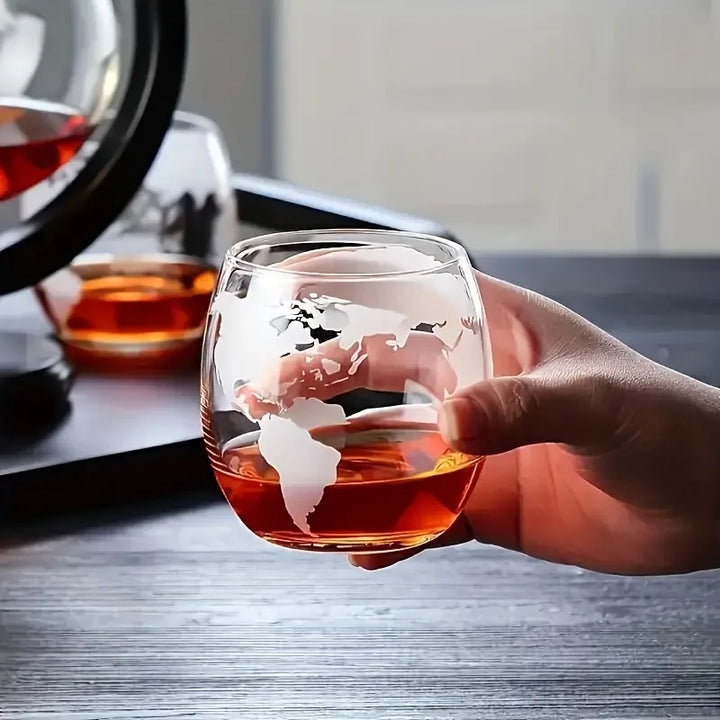 Glas Whisky Dekanter Set mit Holzständer Graviertes Weltkugel-Design | Karnz
