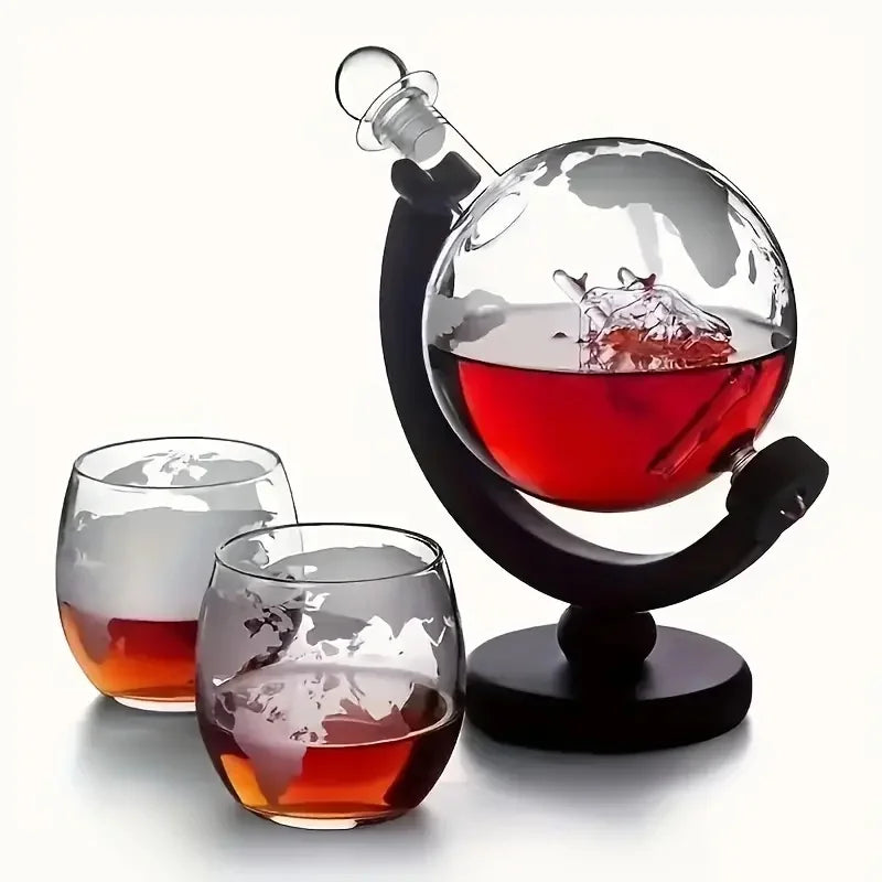 Glas Whisky Dekanter Set mit Holzständer Graviertes Weltkugel-Design | Karnz