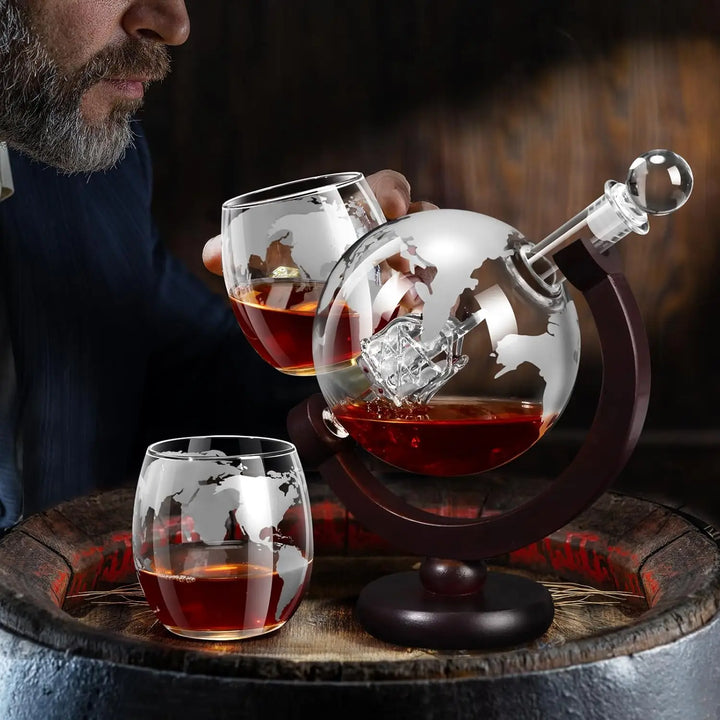 Glas Whisky Dekanter Set mit Holzständer Graviertes Weltkugel-Design | Karnz