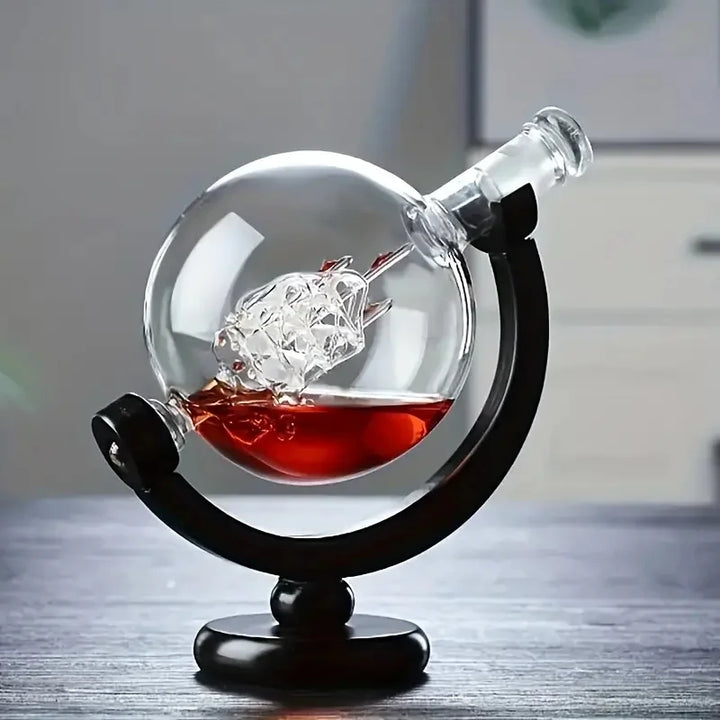 Glas Whisky Dekanter Set mit Holzständer Graviertes Weltkugel-Design | Karnz