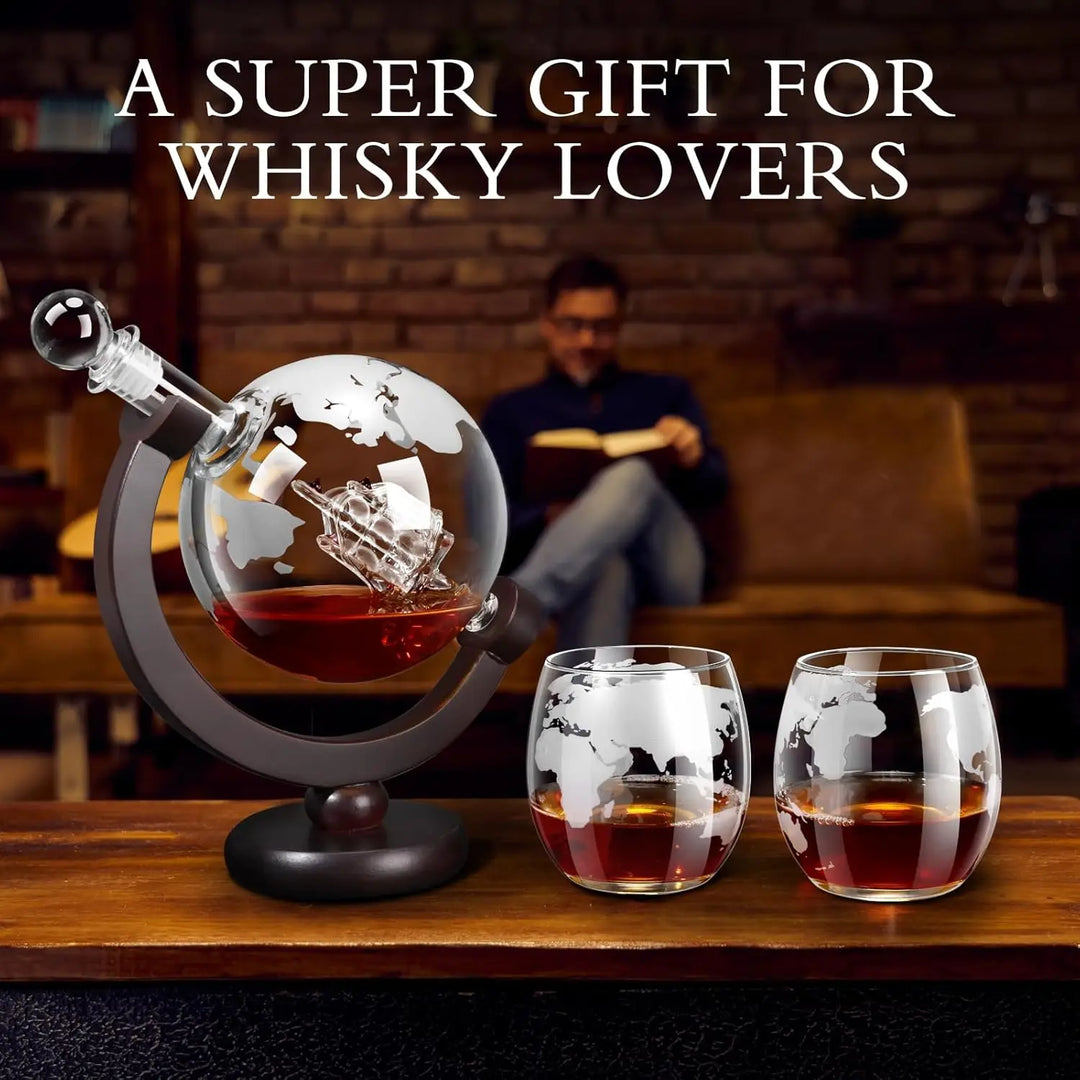 Glas Whisky Dekanter Set mit Holzständer Graviertes Weltkugel-Design | Karnz