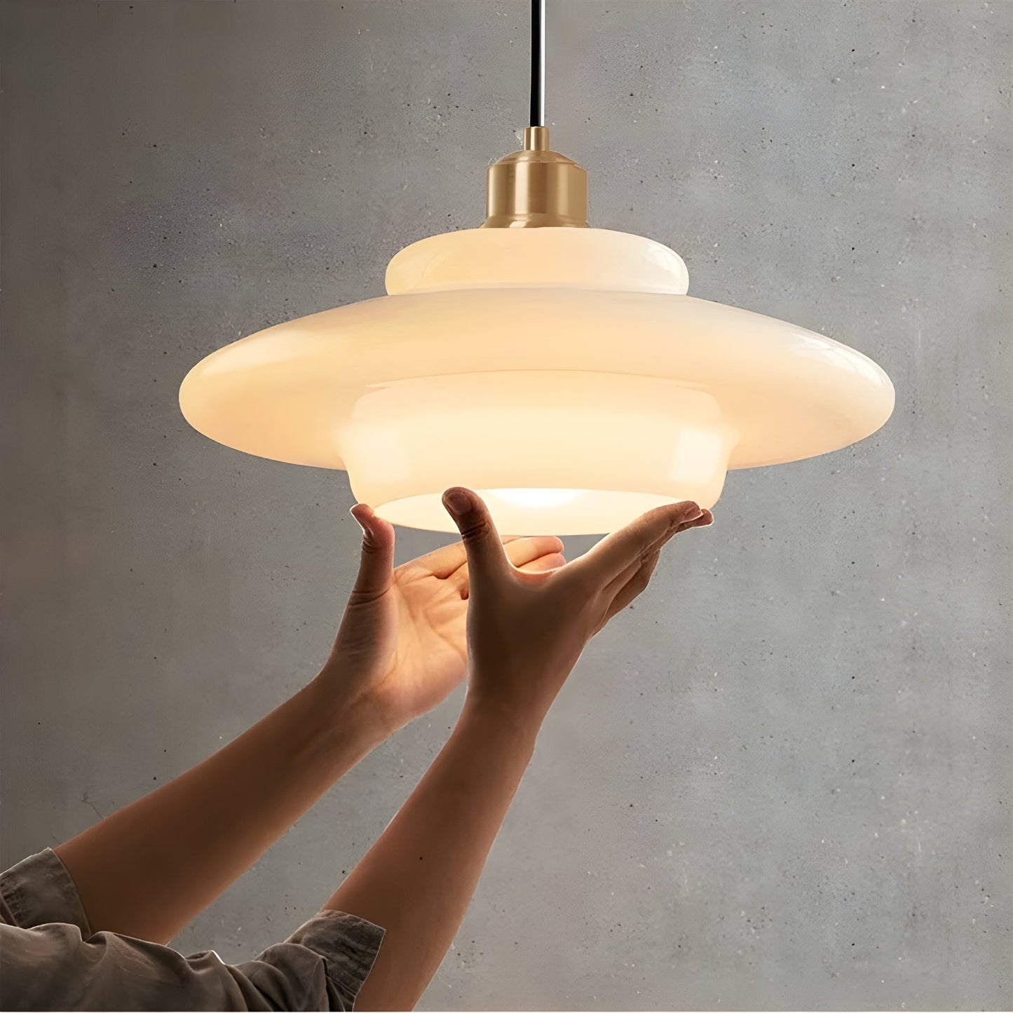 AuraBeam Licht – Minimalistische cremefarbene LED-Pendelleuchte aus Glas | Karnz