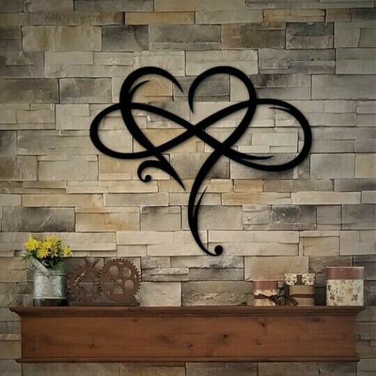 InfinityHeart Wanddekoration – Eisenskulptur mit Symbol der ewigen Liebe
