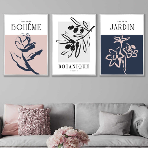Boho-Wandkunst mit botanischen Motiven, 3er-Set, Skizze von Blättern und Blüten in Rosa, Marineblau und Grau