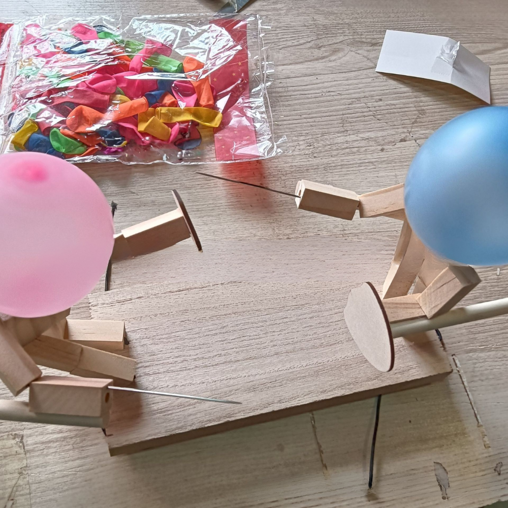 Interaktives Holz-Fechtspielzeug-Set mit Ballonspiel