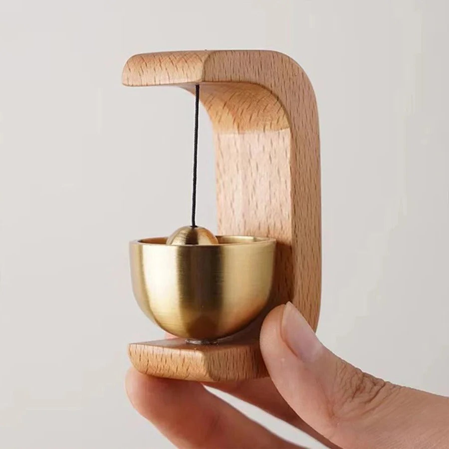 Kabellose Türklingel mit Messingglocke und Holzrahmen