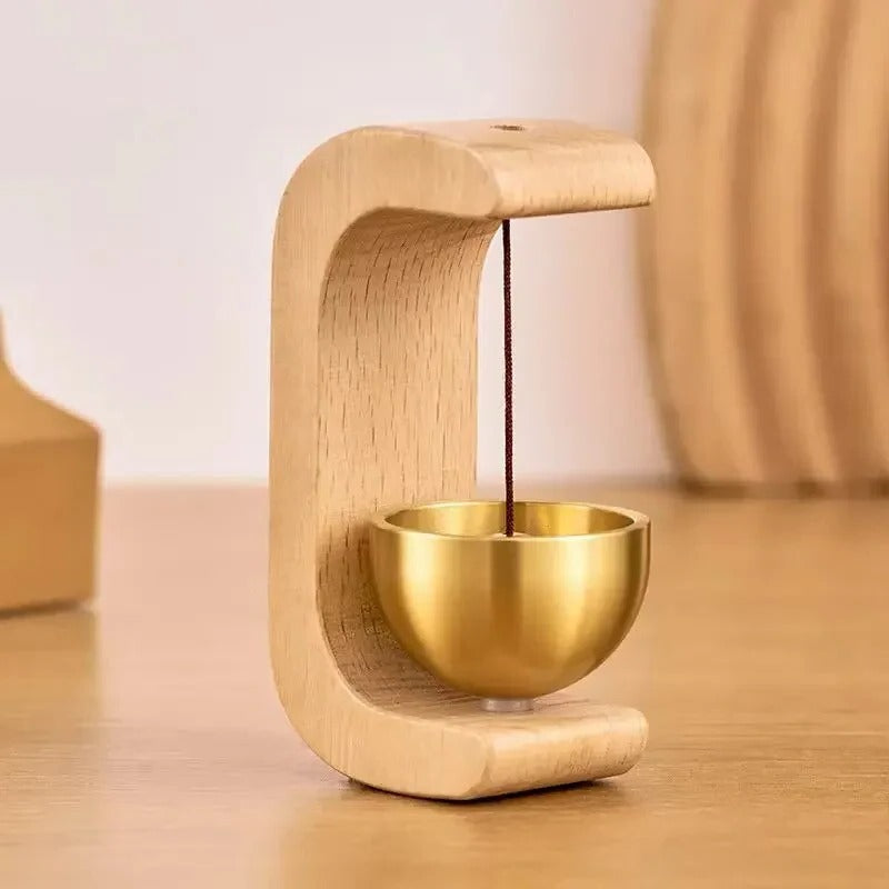 Kabellose Türklingel mit Messingglocke und Holzrahmen