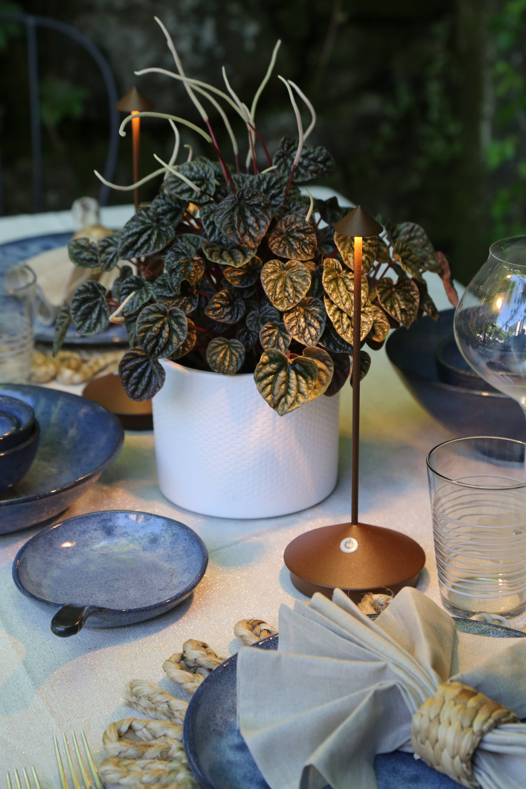 Tragbare LED Tischlampe Lumora – Dimmbare, Wetterfest & Stylisch | Karnz