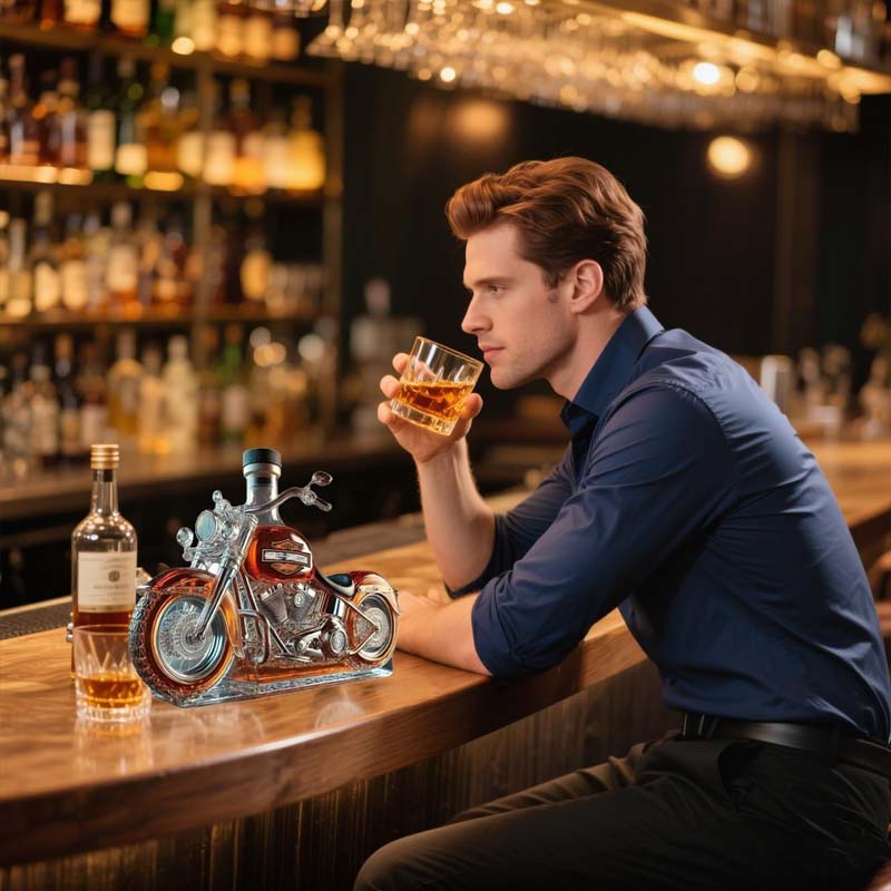 Whiskykaraffe in Form eines Harley-Davidson-Motorrads für die Hausbar