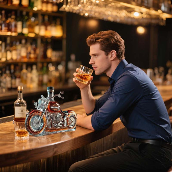 Whiskykaraffe in Form eines Harley-Davidson-Motorrads für die Hausbar