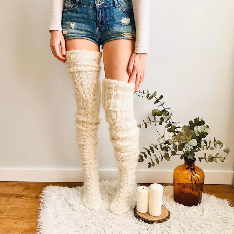 Winterweiche, warme, extra lange Stricksocken, die über das Knie reichen