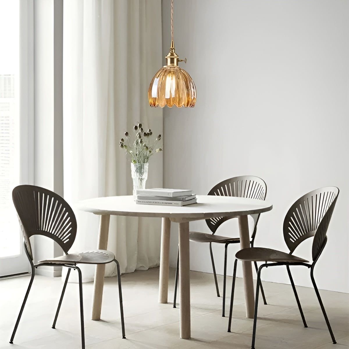 Pendelleuchte mit Blütenglas japanisches Design für gemütliche Räume