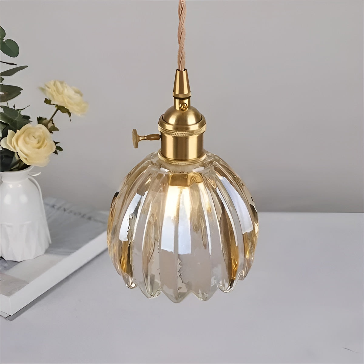 Pendelleuchte mit Blütenglas japanisches Design für gemütliche Räume