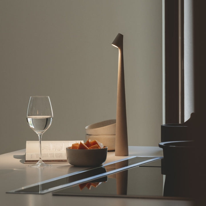 Karnz | Skulptur Tischlampe Drahtlose LED Lampe Solid Aluminium 10000mAh Batterie 3-Stufen Dimmung CRI 90 USB-C Ladeanschluss Warmweiß 2700K