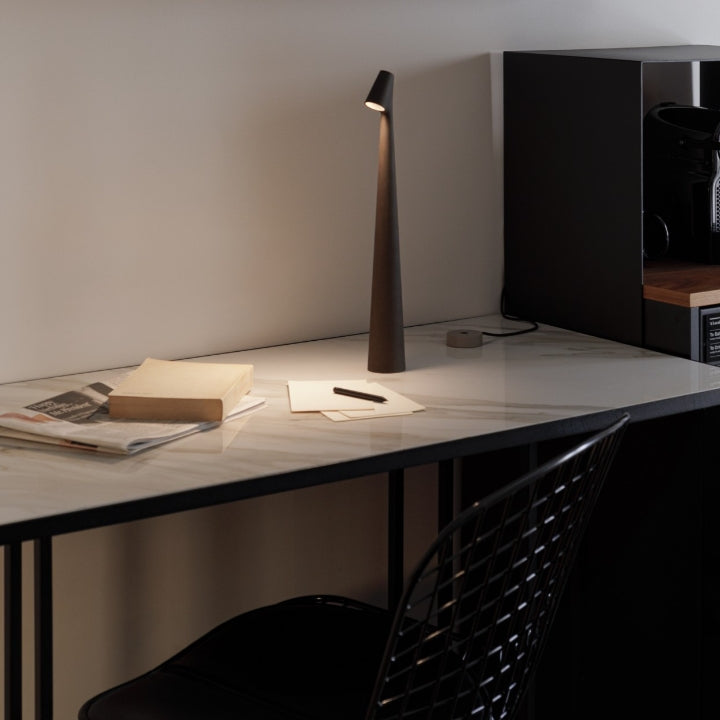 Karnz | Skulptur Tischlampe Drahtlose LED Lampe Solid Aluminium 10000mAh Batterie 3-Stufen Dimmung CRI 90 USB-C Ladeanschluss Warmweiß 2700K