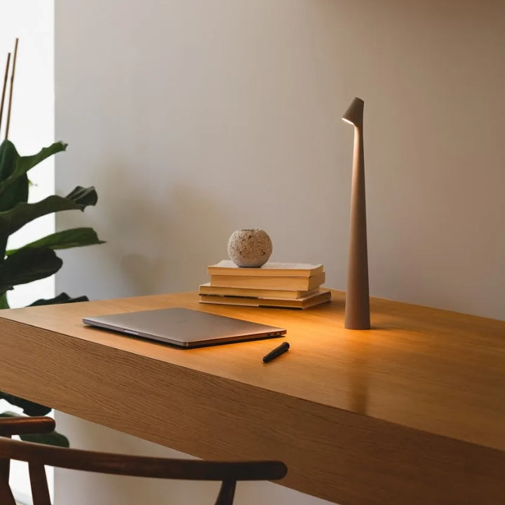 Karnz | Skulptur Tischlampe Drahtlose LED Lampe Solid Aluminium 10000mAh Batterie 3-Stufen Dimmung CRI 90 USB-C Ladeanschluss Warmweiß 2700K