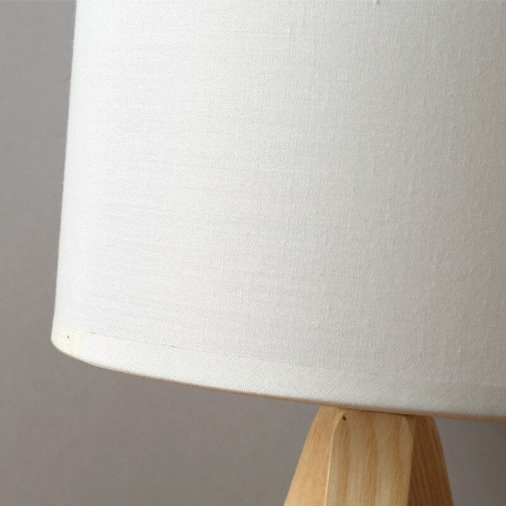 Skandinavische Holz-Dreibein-Nachttischlampe mit weißem Schirm | Karnz