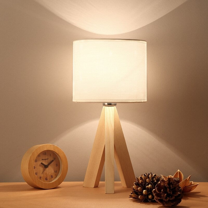 Skandinavische Holz-Dreibein-Nachttischlampe mit weißem Schirm | Karnz