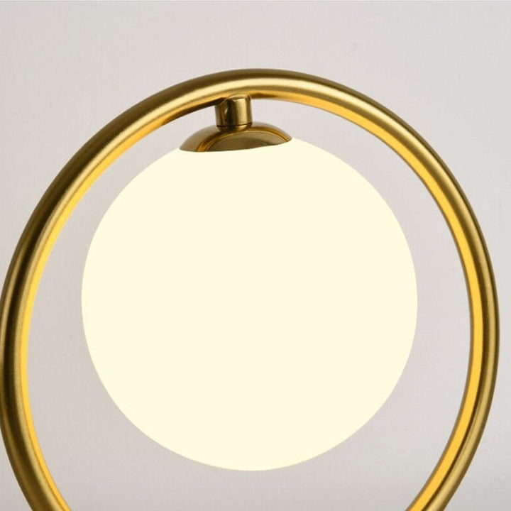Goldene Metallkugel Nachttischlampe - USB aufladbares Design | Karnz