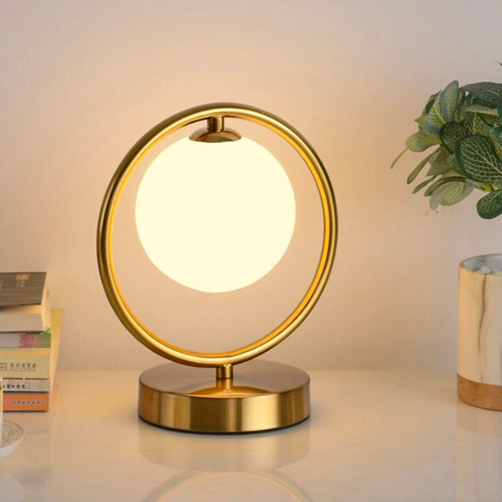Goldene Metallkugel Nachttischlampe - USB aufladbares Design | Karnz