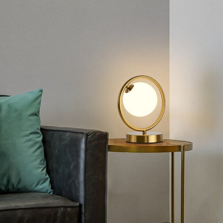 Goldene Metallkugel Nachttischlampe - USB aufladbares Design | Karnz