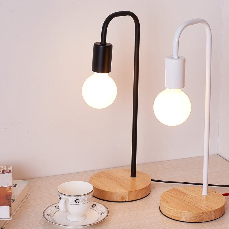 Edison Industrial Nachttischlampe mit Holzfuß und Metallkörper | Karnz
