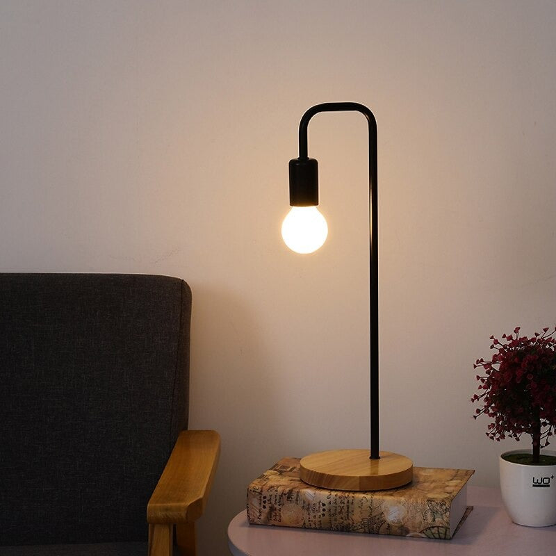 Edison Industrial Nachttischlampe mit Holzfuß und Metallkörper | Karnz