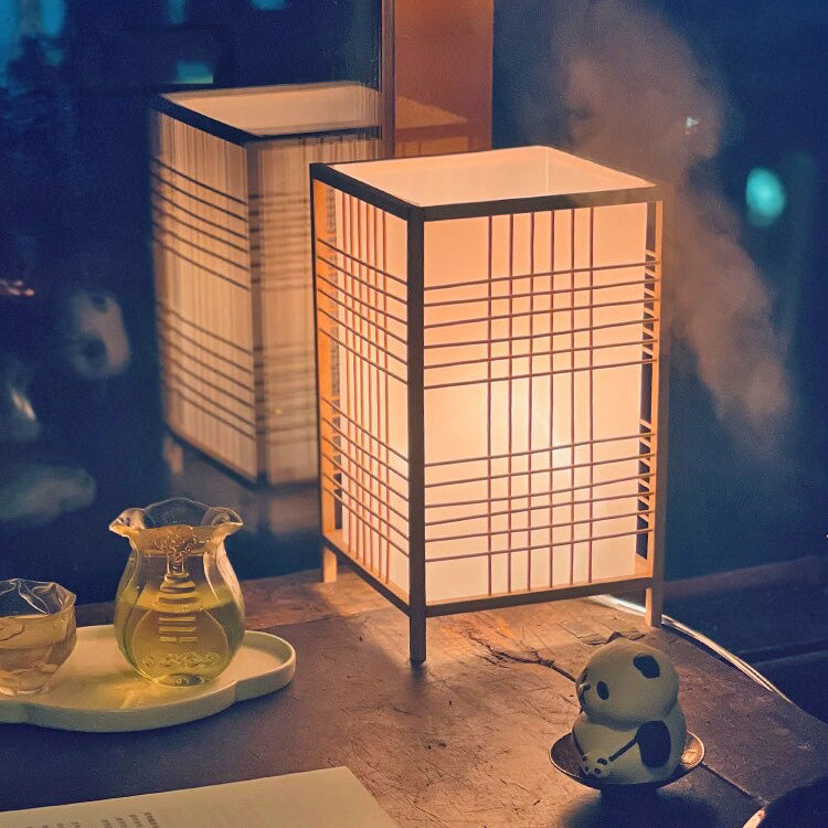 Japanische quadratische Nachttischlampe mit Stoffschirm und Mustern | Karnz