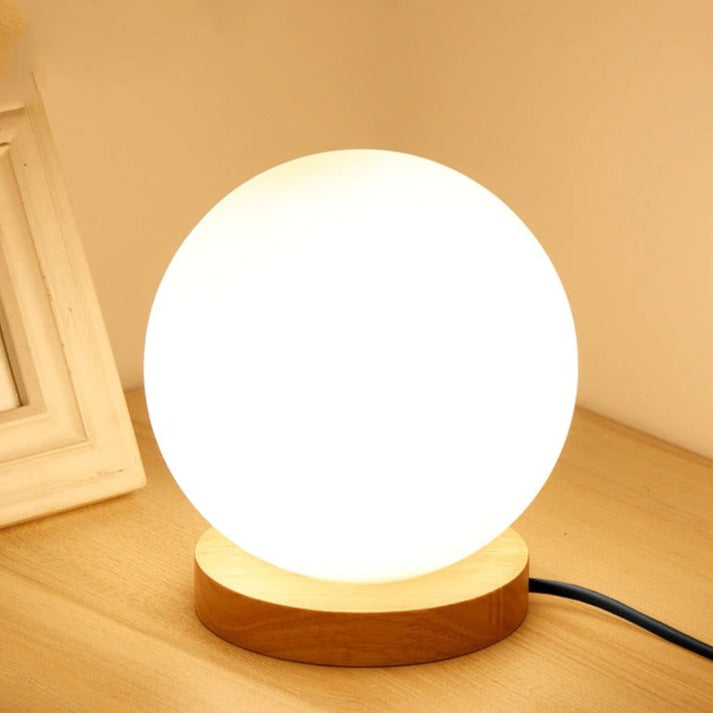 Runde LED Nachttischlampe mit satinierter Glasschirm und Holzsockel | Karnz