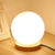 Runde LED Nachttischlampe mit satinierter Glasschirm und Holzsockel | Karnz