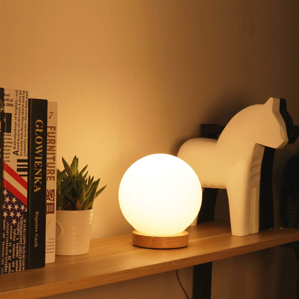 Runde LED Nachttischlampe mit satinierter Glasschirm und Holzsockel | Karnz