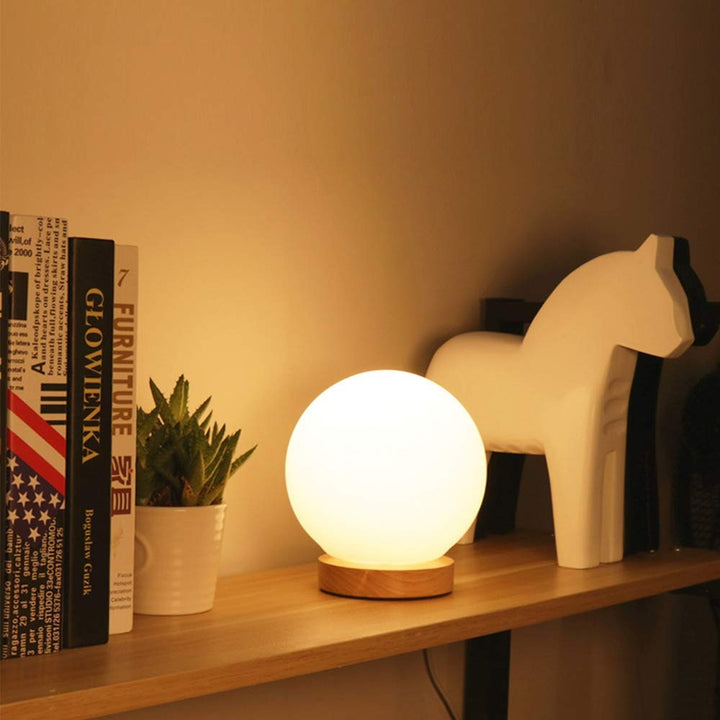 Runde LED Nachttischlampe mit satinierter Glasschirm und Holzsockel | Karnz