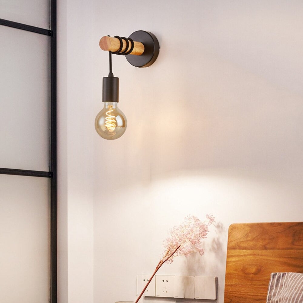 Schwarze industrielle Wand-Nachttischlampe mit Holzsockel | Karnz
