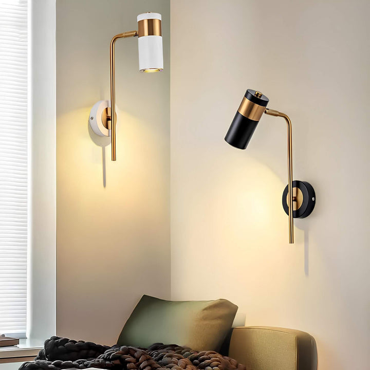 Zwei moderne Wandleuchten in Schwarz und Weiß mit goldener Armatur über Sofa an heller Wand