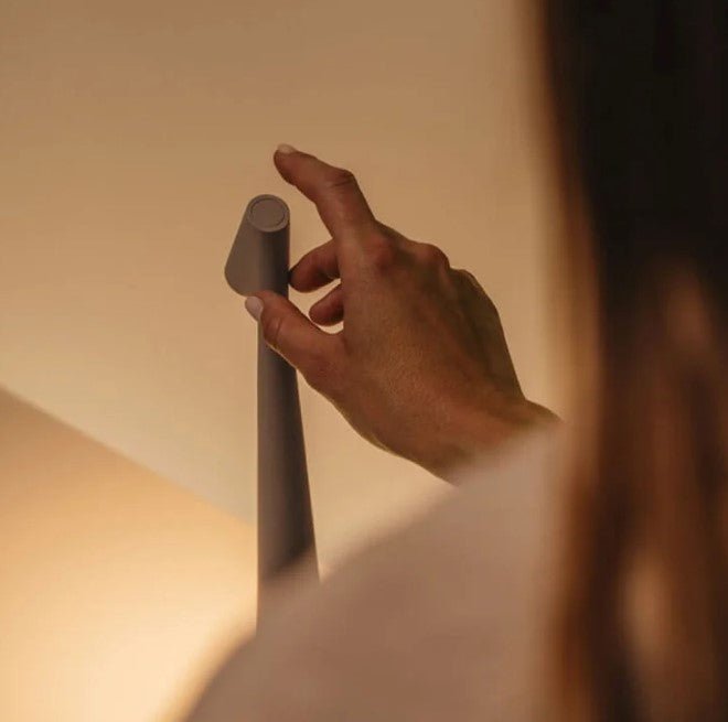 Minimalistische LED Stimmungsleuchte im Nordischen Design, Kabellos, Ideal als Lese- und Tischlampe | Karnz