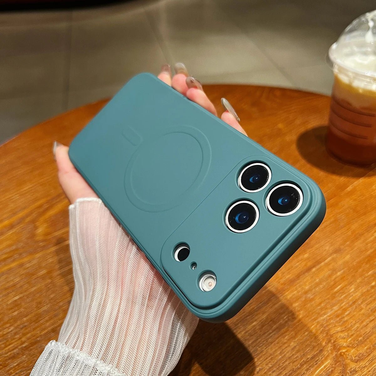 MAGNASOFT – Magnetische Silikonhülle für iPhone 17-Serie