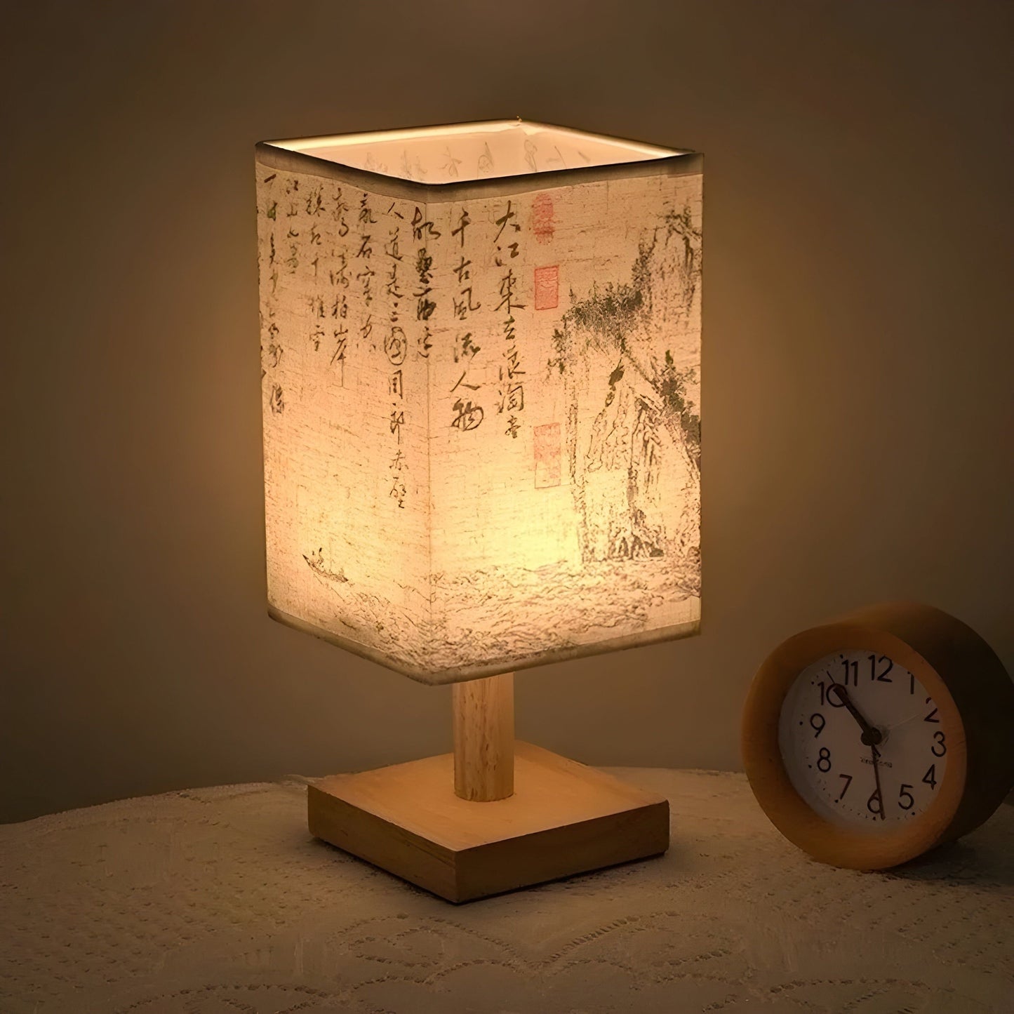 SerenityGlow Lampe – Moderne LED-Lampe im chinesischen Stil mit Stoffbezug