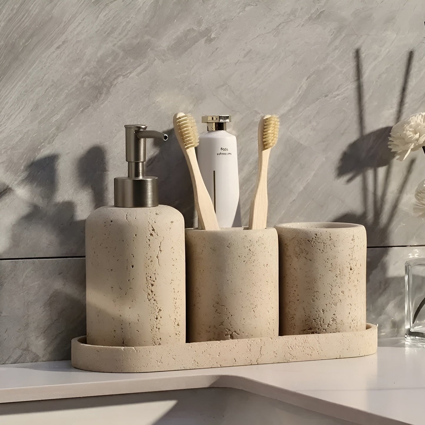 Naturstein Zahnbürstenhalter – mit Seifenspender und Regal | Elegante Badezimmeraccessoires aus Travertin | Karnz