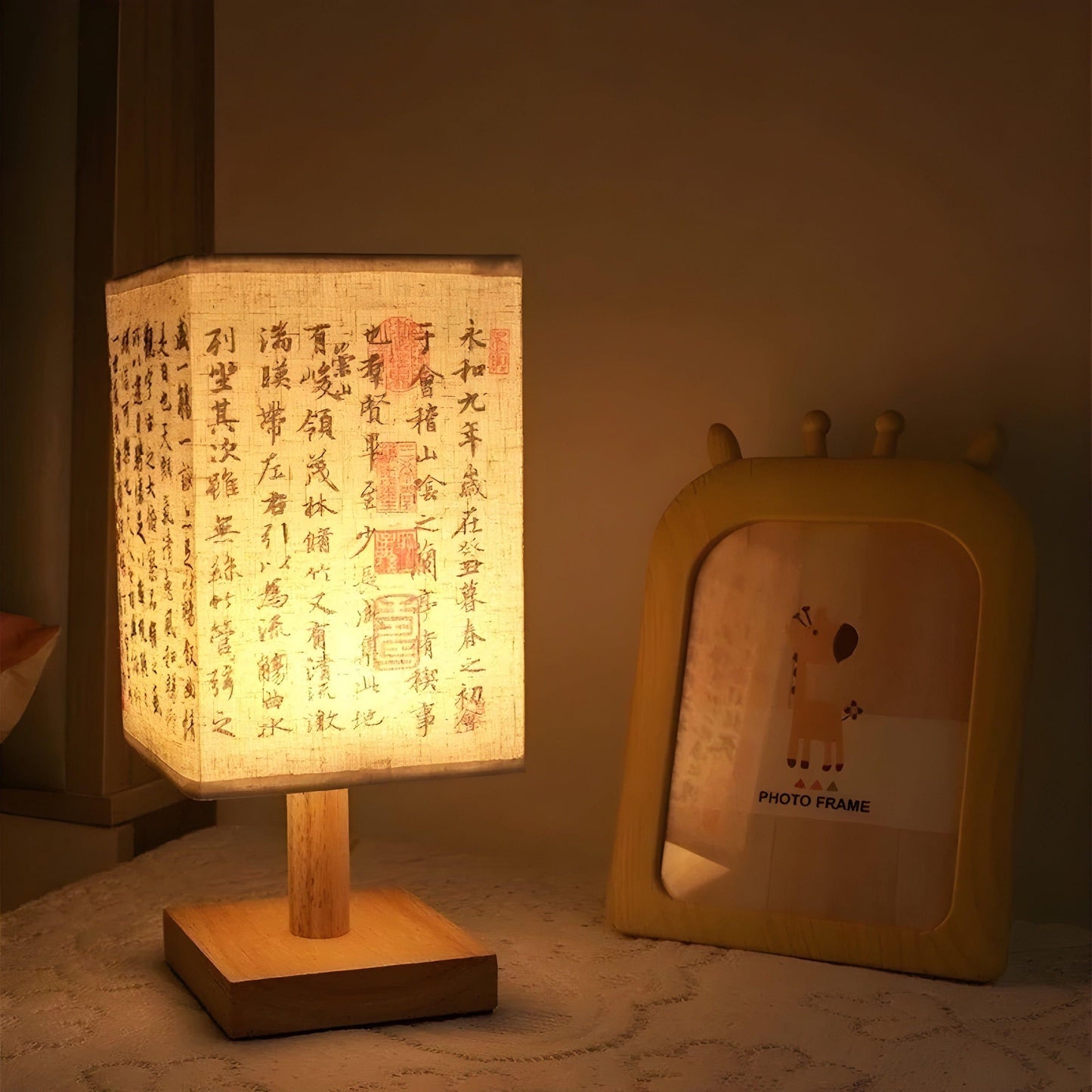 SerenityGlow Lampe – Moderne LED-Lampe im chinesischen Stil mit Stoffbezug