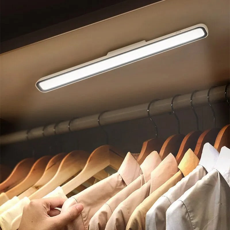 GlowLine – Minimalistische LED-Lichtleiste mit innovativer Funktionalität